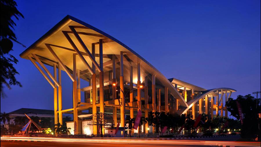 Gedung Perpustakaan Soeman H.S di Pekanbaru terlihat megah saat malam hari