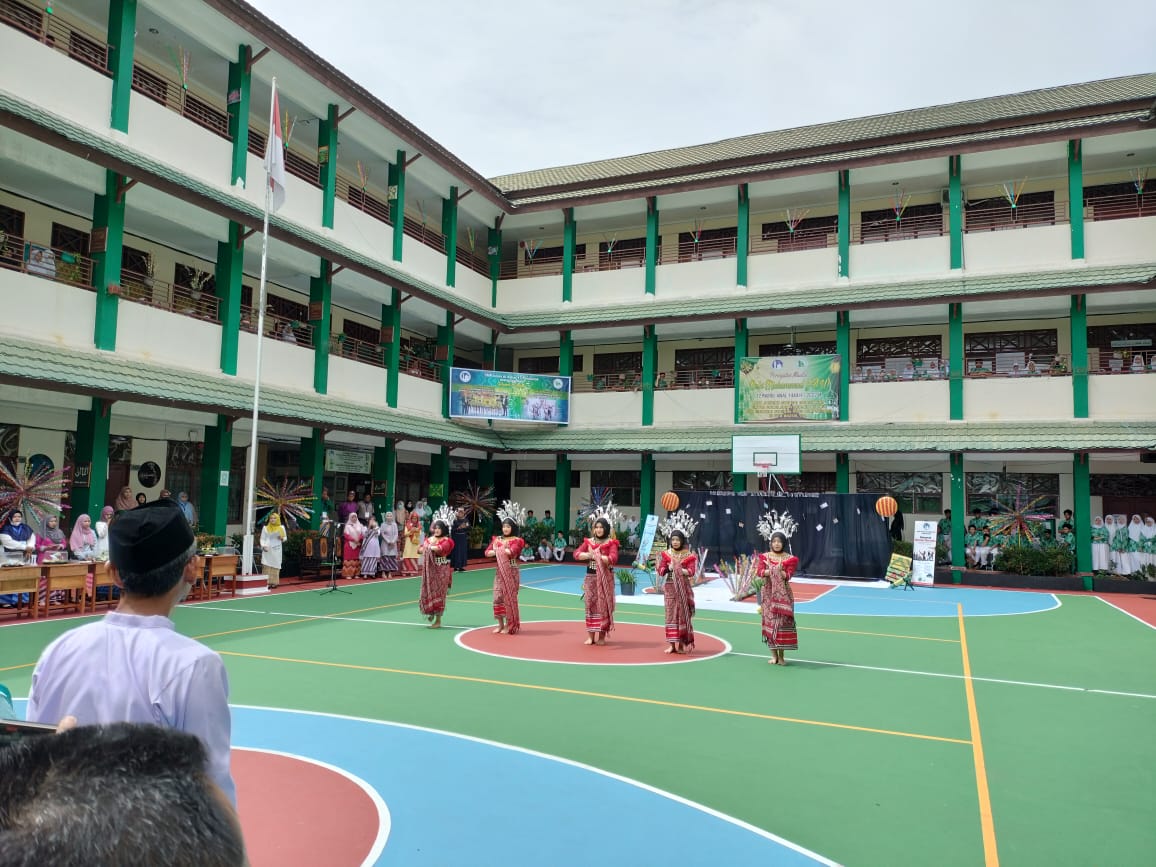 Gedung dan Lapangan acara olahraga Sekolahan SMA Islam Al Azhar 10 Pontianak | Daftar dan Biaya Sekolah Swasta dan Internasional di Pontianak