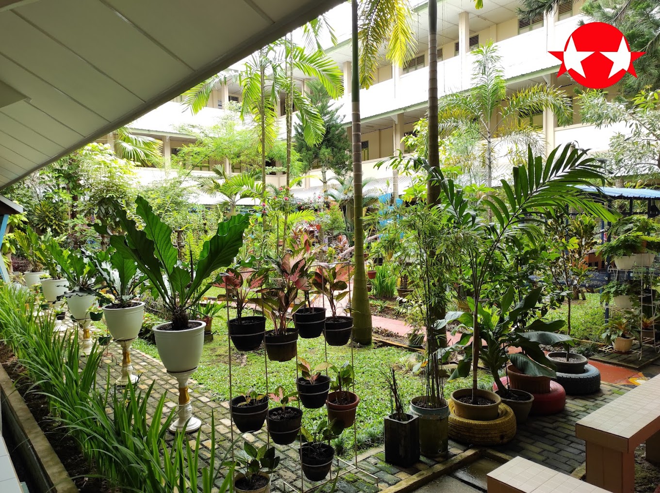 Gedung dan Taman Sekolahan SMA Santo Paulus Pontianak | Daftar dan Biaya Sekolah Swasta dan Internasional Terbaik, Terunggul. dan Terdekat di Pontianak