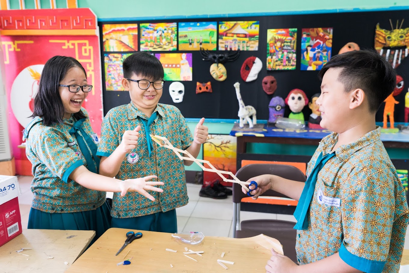 Anak-anak kumpul di kelas Sekolahan Sekolah Tunas Bangsa Pontianak | Daftar dan Biaya Sekolah Swasta dan Internasional Terbaik, Terunggul. dan Terdekat di Pontianak