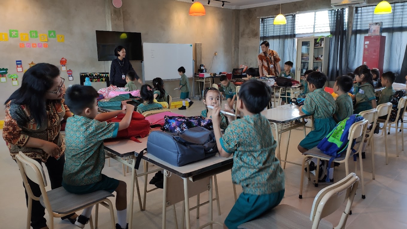 Anak-anak di kelas kumpul Sekolahan Sekolah Tunas Bangsa Pontianak | Daftar dan Biaya Sekolah Swasta Terbaik, Terunggul. dan Terdekat di Pontianak